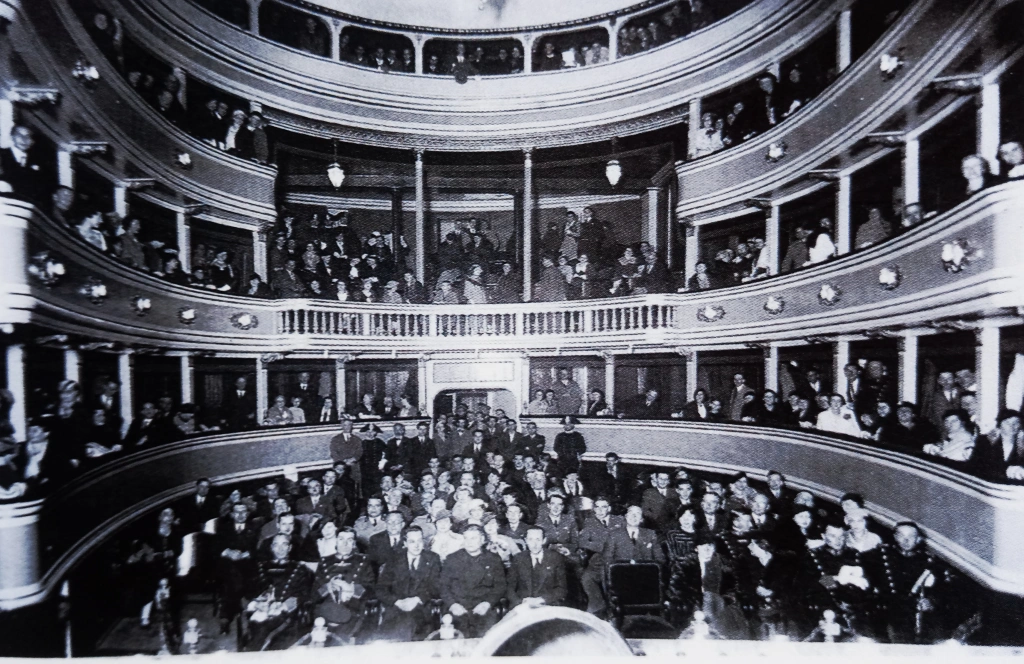 Fotografia dei primi anni novanta del Teatro Sociale di Piazza