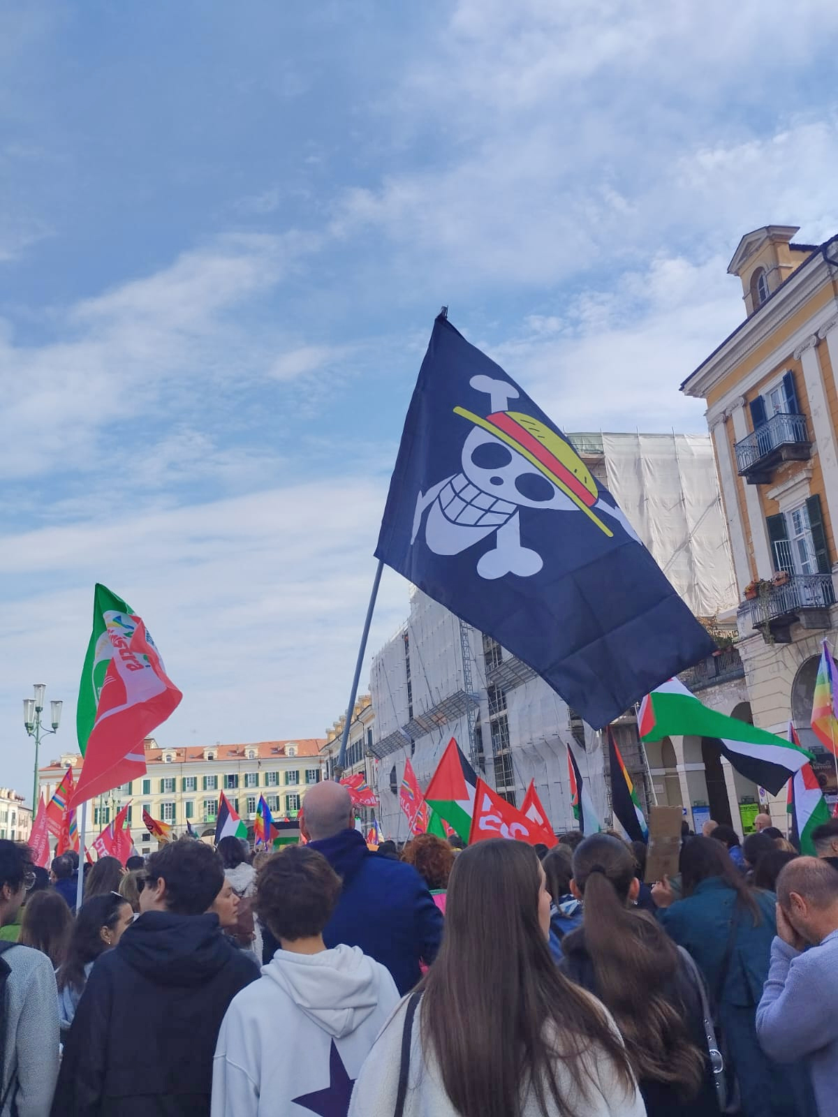 La bandiera di "One Piece" al corteo di Cuneo il 3 ottobre