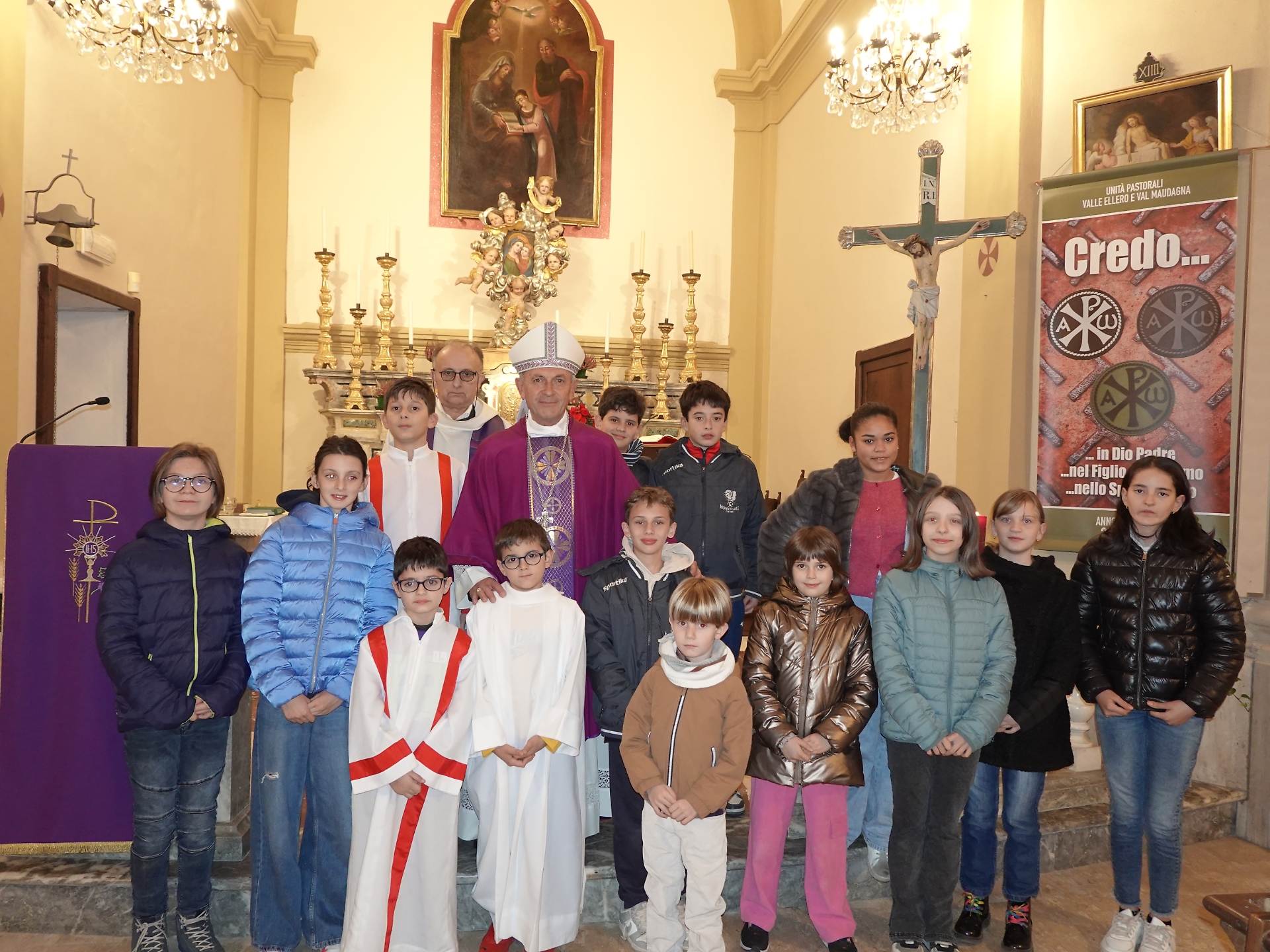 Il vescovo con i bambini di Roracco