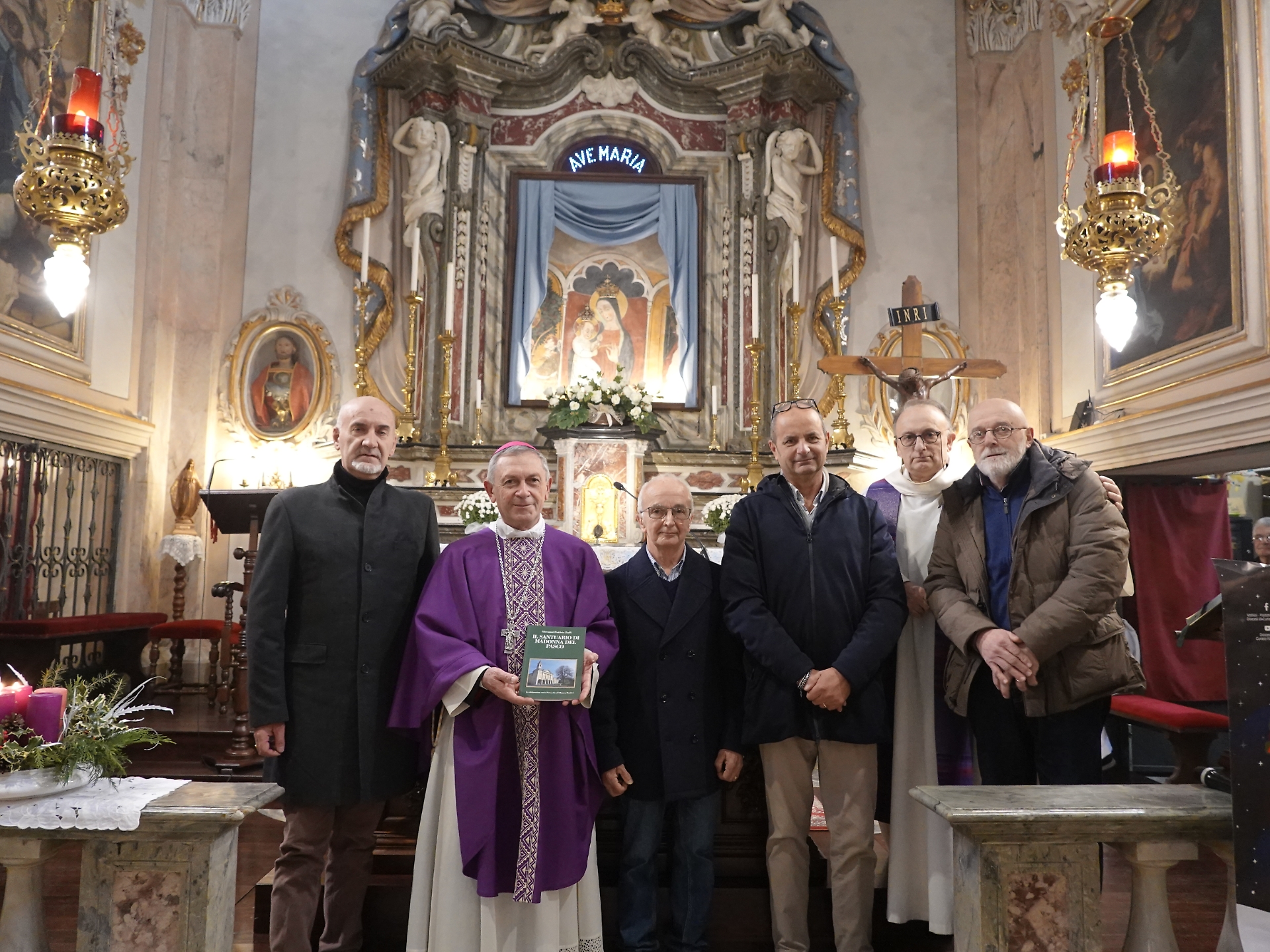 A mons. Miragoli è consegnato il libro sul santuario di Madonna del Pasco