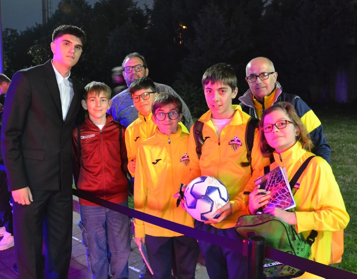 ...con Bartesaghi del Milan